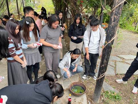 一群人在樹(shù)林里 AI 生成的內(nèi)容可能不正確。